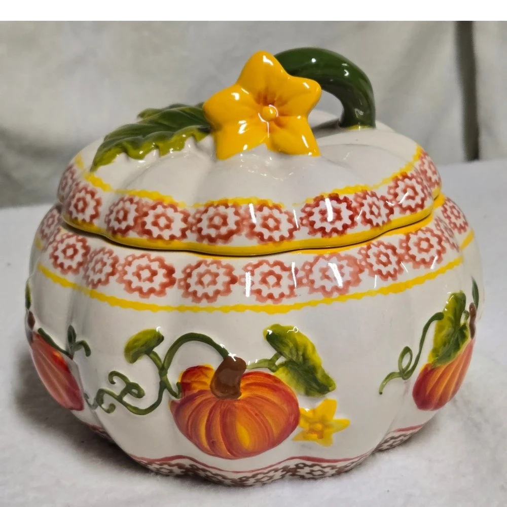 Temptations by Tara Pumpkin 1.5 QT Covered Baker Fall Harvest Casserole Dish